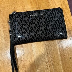 Michael Kors wallet/wristlet - in excellent condition